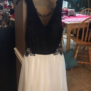 City Triangles Black/White Short Dress